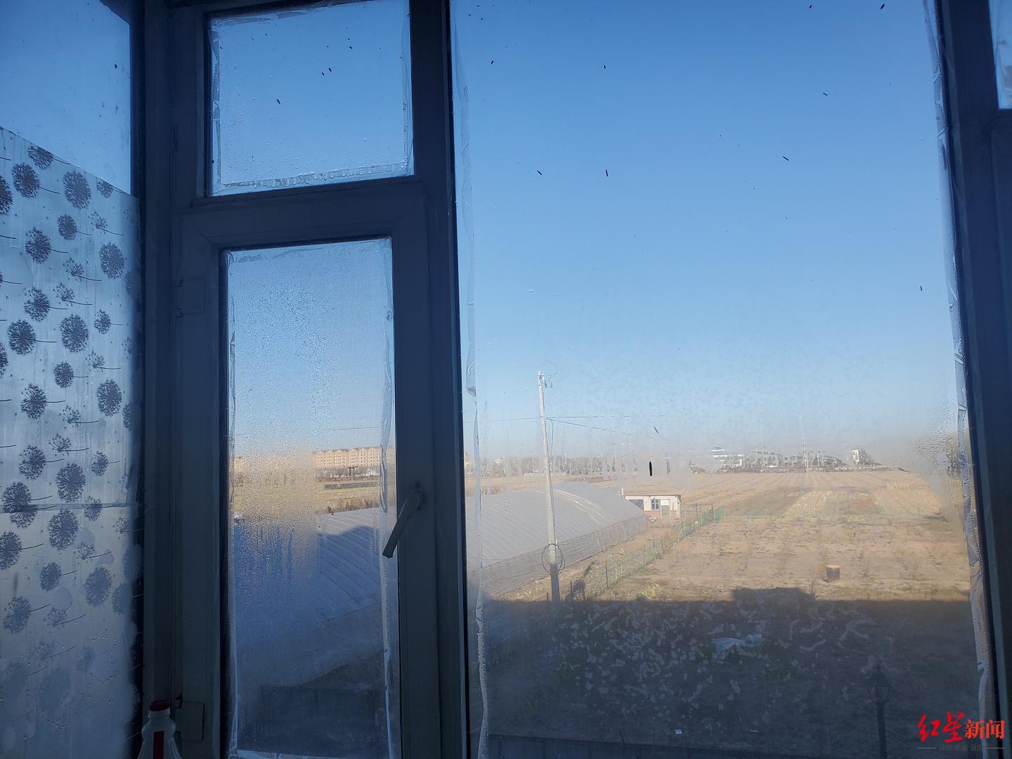 ▲居民在室内窗户上粘贴胶带用于防风保暖