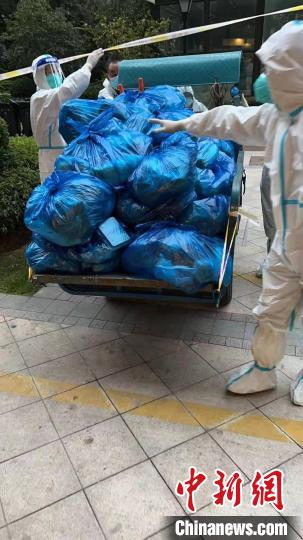 常州封控区内,青年志愿者从“小区门”到“家门”接驳分发政府免费物资。 张雪飞 摄