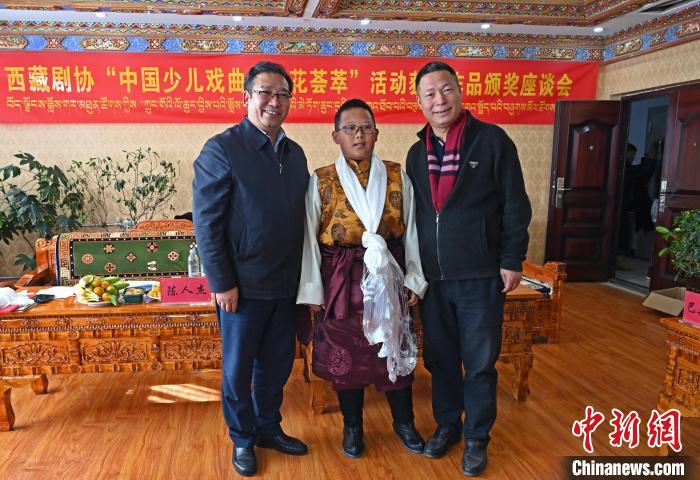 图为格桑坚才获颁奖后与颁奖领导合影。 赵朗 摄