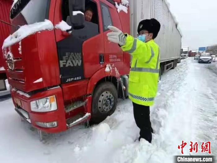 沈阳公安交警全员上路“迎战”暴雪救援车辆1700余台次