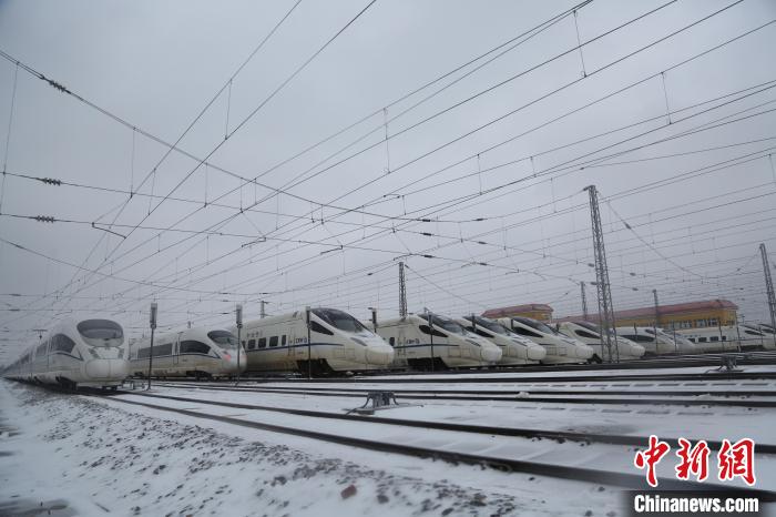 哈尔滨铁路万人备勤迎战暴雪保畅通
