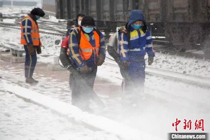 哈铁工作人员在清除线路冰雪。　哈铁提供