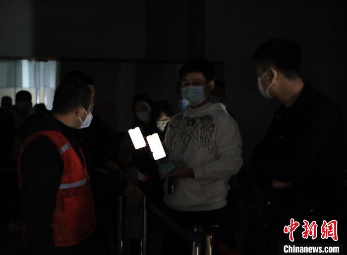 图为11月8日晚，郑州核酸检测现场，志愿者登记居民信息。　阚力 摄