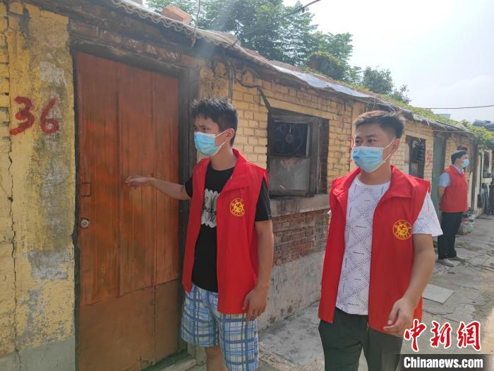 图为7月郑州暴雨后，志愿者走访。(资料图) 谭东林 摄