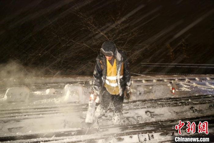 吉林铁路工人保“大动脉”畅通开足马力战寒潮