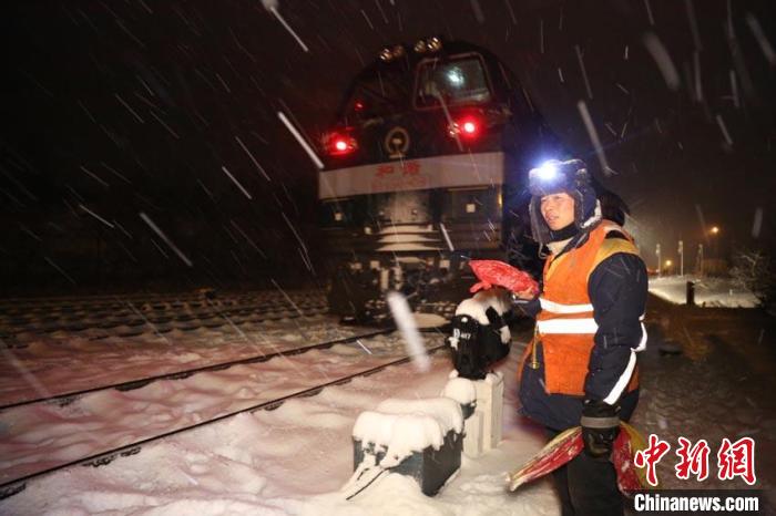 图为铁路工人夜晚守护铁路沿线 胡汉明 摄