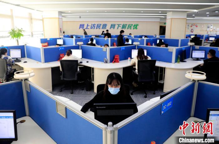 疫情期间,接听中心日均接听量达到2.2万个。 王磊 摄