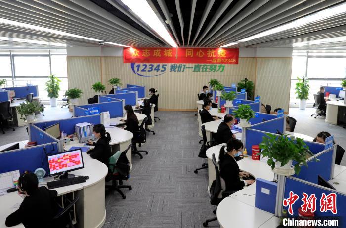 383位接线员全天候担任疫情防控“总客服”。 王磊 摄