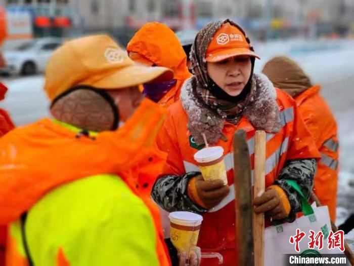 为奋斗在除雪一线的环卫工人送去热气腾腾的豆浆。　沈阳市民政局供图