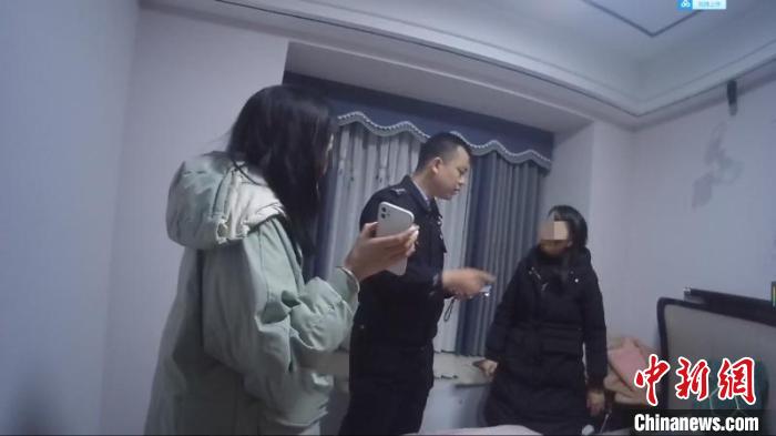 民警向段某某展示反诈骗APPP和案例分析和劝说。　王波 摄