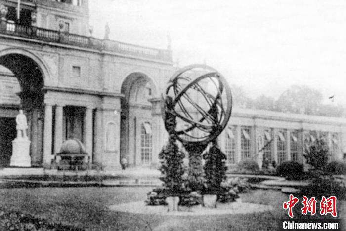 德国人将抢掠的天文仪器摆放于波茨坦的无忧宫前 中国画报出版社供图