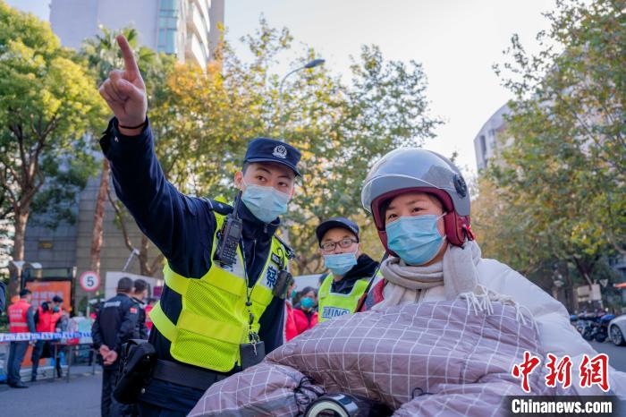 上海新增三个中风险小区民警“逆行”入驻联手战疫