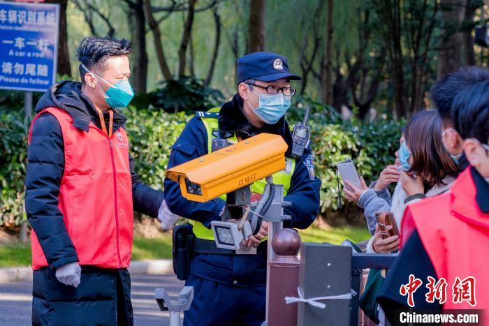 劝导民众做好防护措施后回家等待核酸检测。　上海浦东警方供图