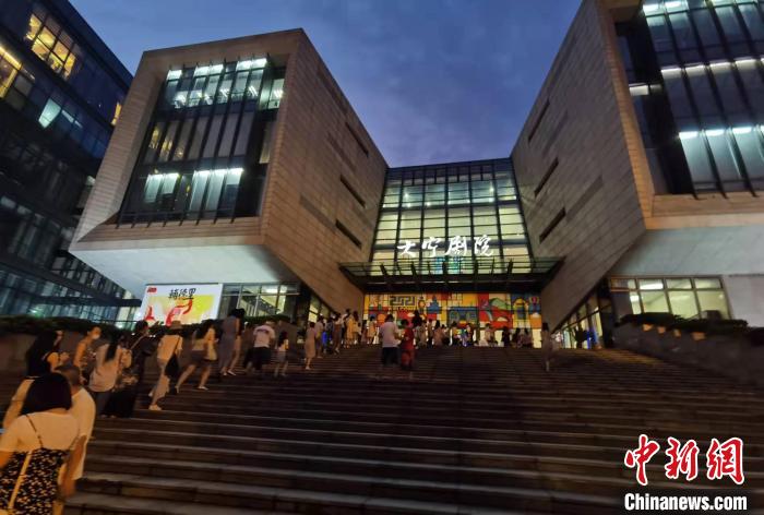 图为《昭君》在上海商演时，等候入场的观众排成长龙。　呼和浩特民族演艺集团供图
