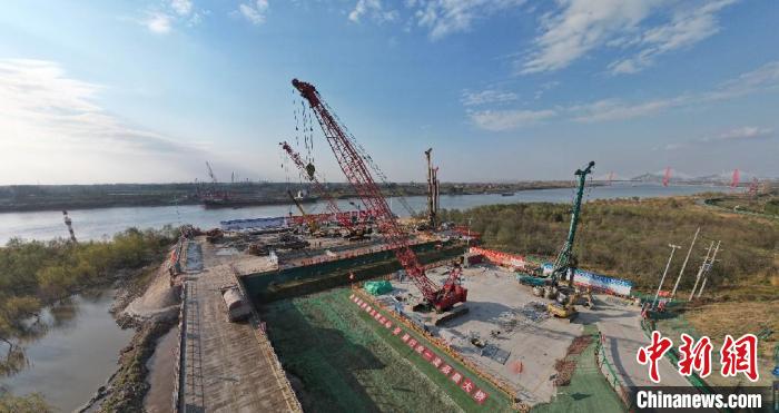 航拍马鞍山公铁两用大桥施工现场。　李友强 摄