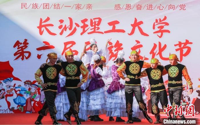 湖南一高校举行民族文化节彰显民族团结一家亲