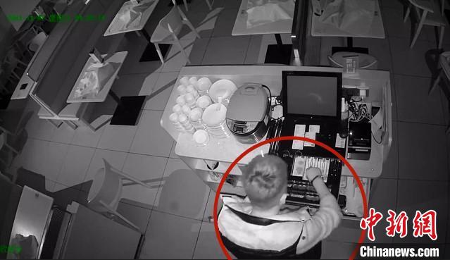 上海公安机关破获一起商城内4家店铺连环盗商案件