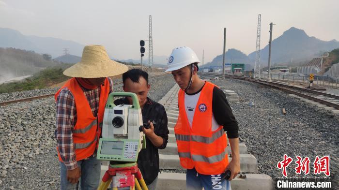 老挝留学生在中老铁路建设现场实习。　上海应用技术大学供图