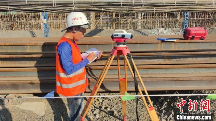 老挝留学生在中老铁路建设现场实习。　上海应用技术大学供图