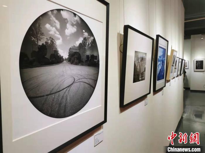 共有400多幅摄影作品展出 程景伟 摄