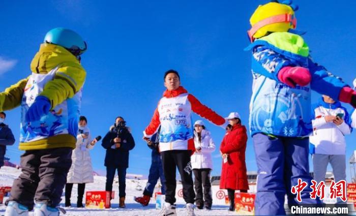 奥运冠军郭伟阳教孩子们如何正确热身 超级定点滑雪公开赛组委会 摄