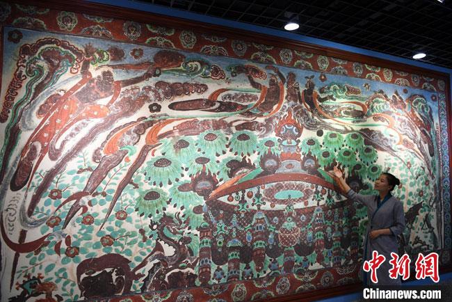 图为通过数字化采集后打印展出的大幅高保真莫高窟复制壁画320窟“散花飞天”。(资料图) 杨艳敏 摄