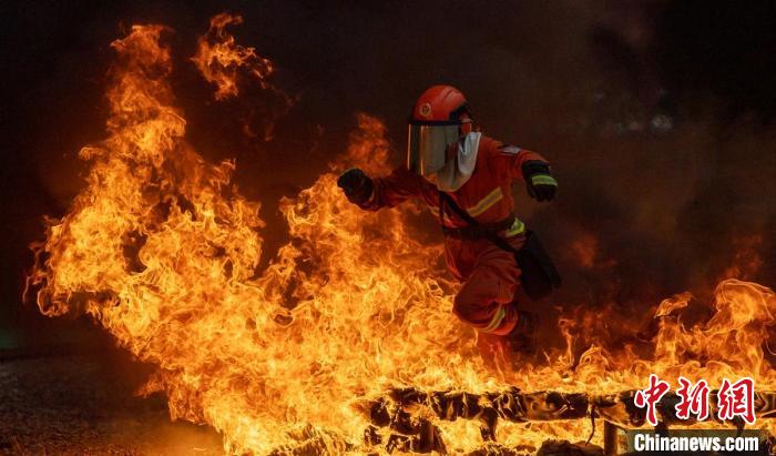 先进装备齐上阵四川开展2021年森林草原火灾应急演练