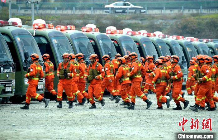 森林消防员登车赶赴火场。 刘忠俊 摄