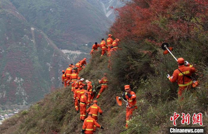 康定森林消防员在海拔较低地域开设防火隔离带。 黎锦晖 摄