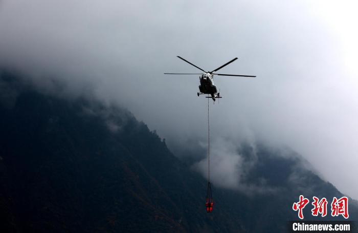 直升机参与演练提水灭火。　四川森林消防供图