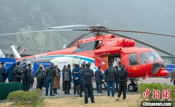 观摩人员参与装备展示。 刘忠俊 摄