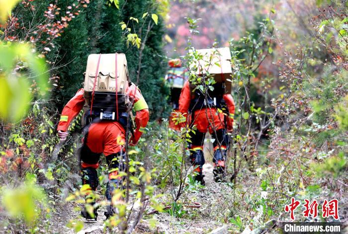 森林消防员身着外骨骼系统负重赶赴火场。　曾鹏 摄