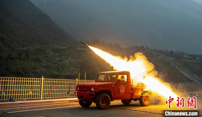 森林灭火炮远程发射灭火弹压制火头。 刘忠俊 摄