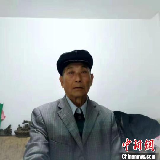 陇川78岁老人居家隔离：弹琴唱歌做饭活在当下更向往明天