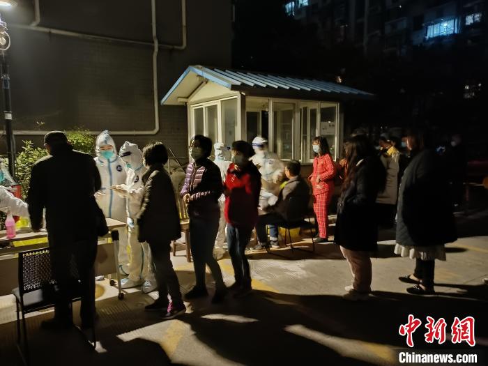 杭州东新园小区居民进行核酸检测。　娄雷 摄