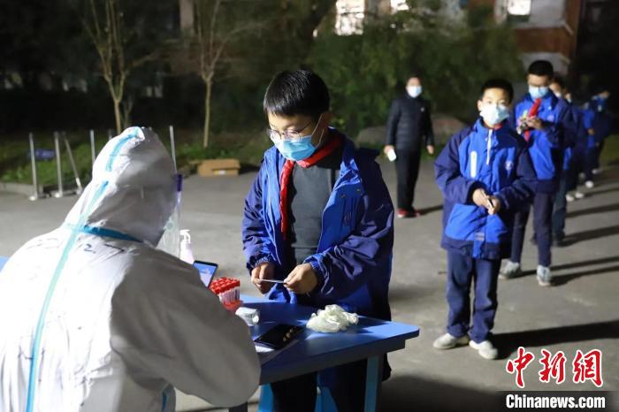 核酸检测前,学生进行信息登记。 孙烨 摄