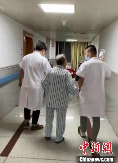 88岁阿尔茨海默症老人难入眠两医生手牵手陪“遛弯”