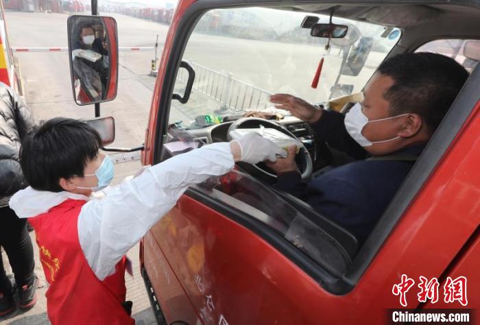 浙江镇海开辟专门停车场为200多名滞留货车司机提供热饭菜