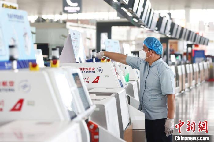 8月26日，南京禄口机场恢复国内航班运行。图为机场内工作人员进行消杀。　泱波 摄
