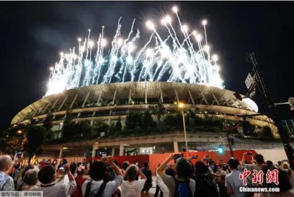 资料图：8月24日，日本东京，2020东京残奥会开幕式在东京新国立竞技场举行。图为体育场上空烟花绽放。