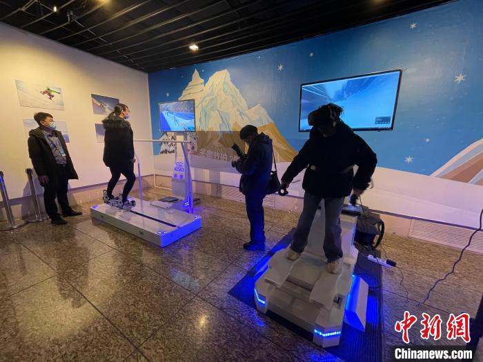 参观者体验VR模拟滑冰、滑雪 邢翀 摄