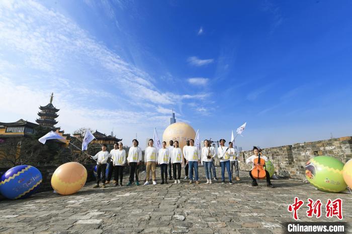 各国青年在南京明城墙上参与“共同的遗产，共同的世界”全球艺术共创行动。　2021名城会组委会供图