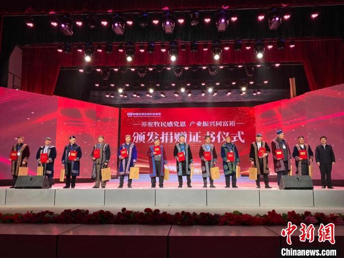 阿勒泰地区牧民靠企业的帮扶走上了致富道路。 郭静琨 摄