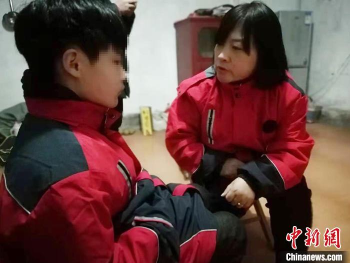 “自己淋过雨,所以想给困难孩子撑把伞”