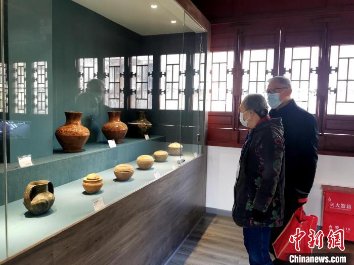 来访者在襄阳贞元博物馆参观 胡传林 摄