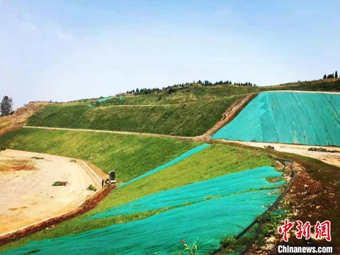 贾汪工业园区东山废弃矿山植被养护。　宋刚 摄