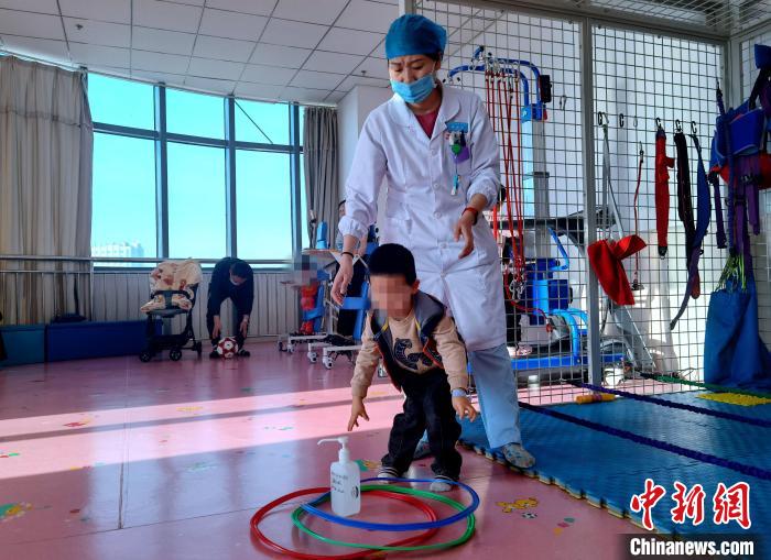 图为青海省妇女儿童医院残疾儿童康复师正在授课。　李隽 摄