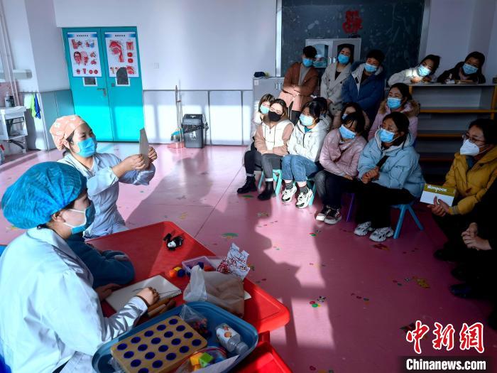 图为青海省各市州残疾儿童康复师正在学习新技能。　李隽 摄