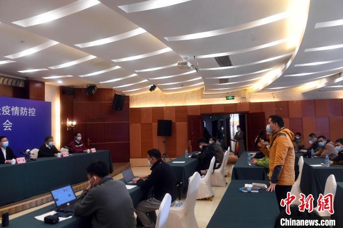 <a target='_blank' href='/' >中新网</a>记者提问。 蒋雪林 摄