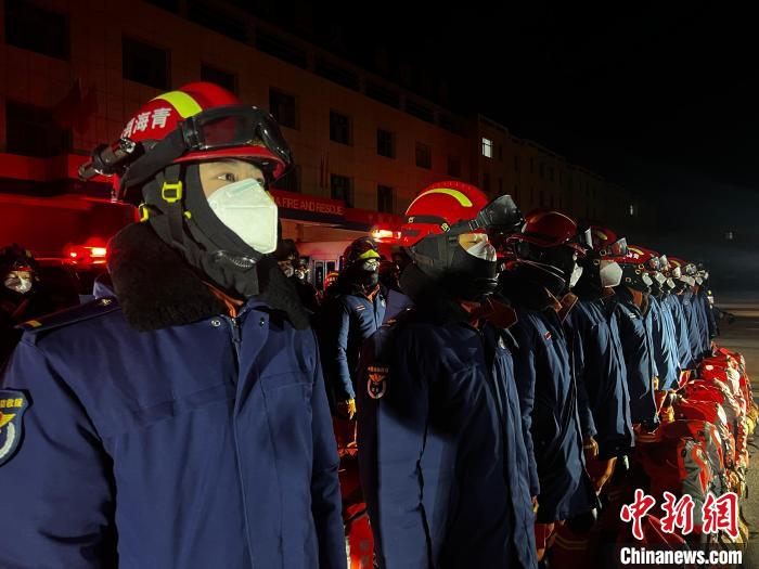 图为格尔木消防救援支队准备出发前往震区。 秦永泽 摄